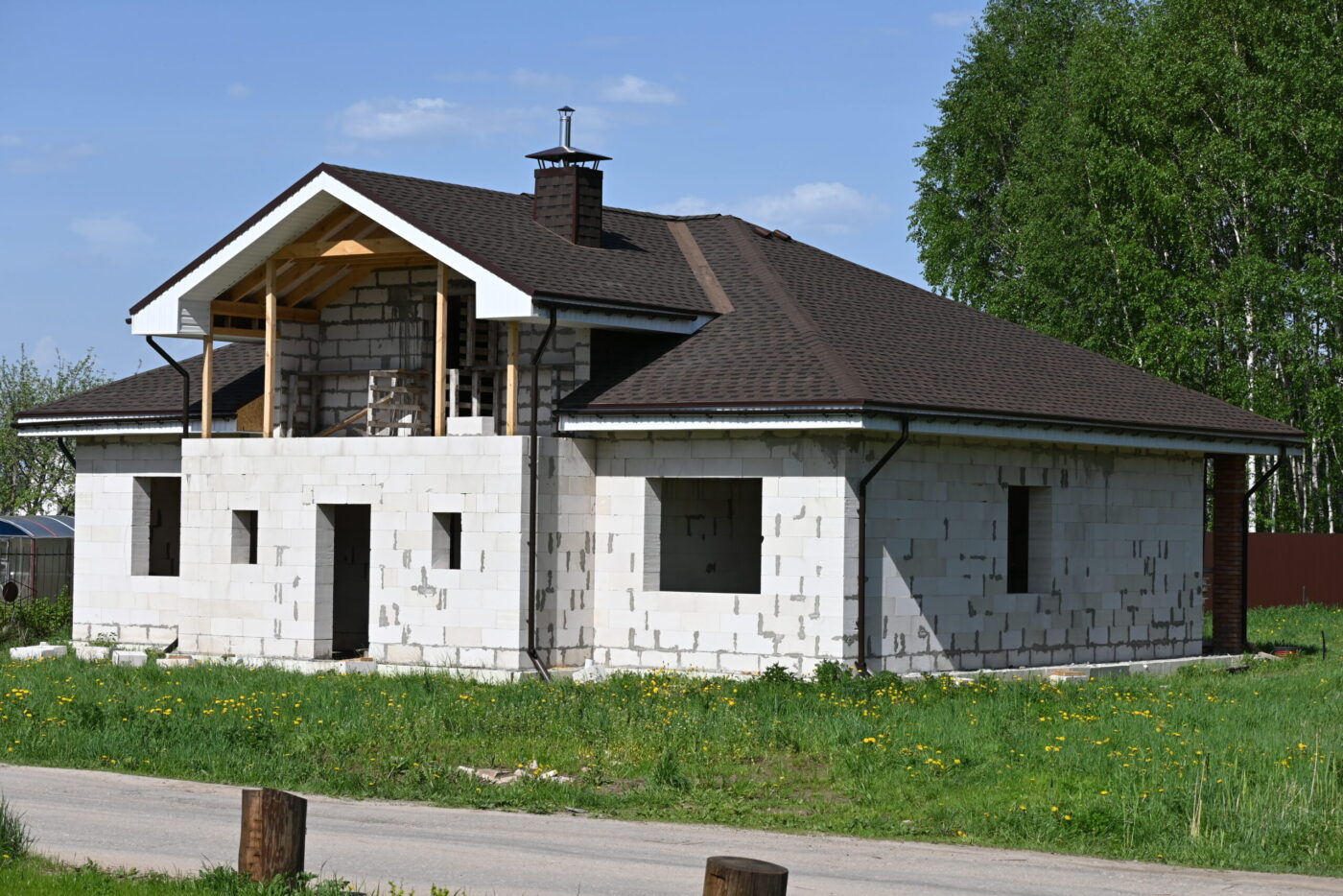 Construction of a roof in a new house according to the customer’s drawing.