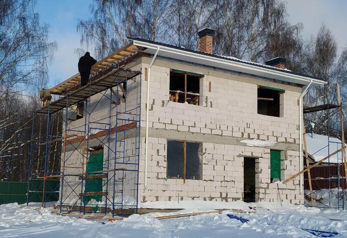 My team and I built the walls and roof of this house from aerated concrete blocks. The roof was built in winter. Vinyl siding cornices.