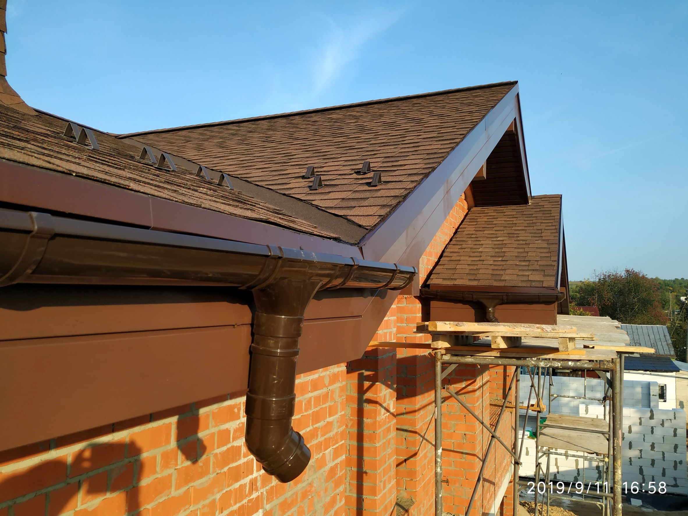 The front part of the cornices is made of Siberian larch.