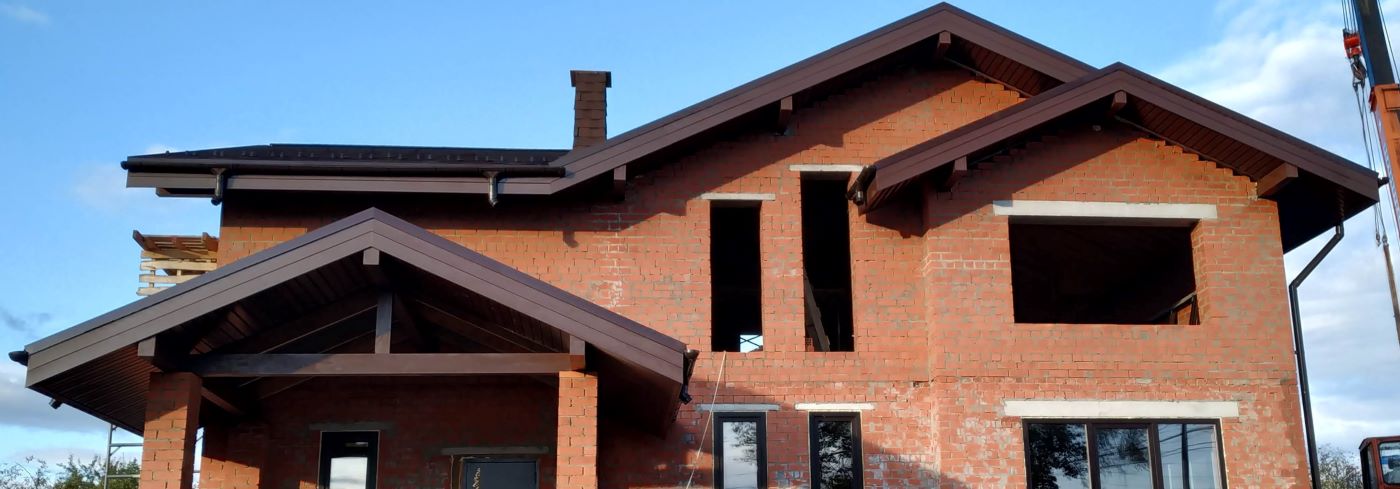 Construction of a roof on a new house.